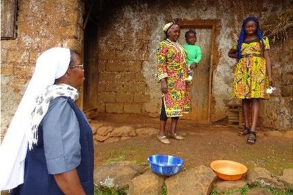 Zuster Clementine helpt achtergestelde meisjes in Kameroen. 
