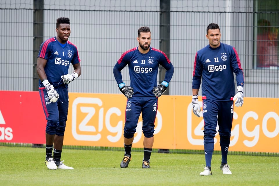Benjamin van Leer (uiterst rechts) tijdens een training van Ajax.