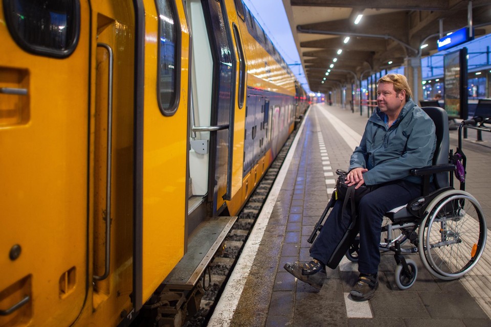 Mark Rijken merkt dat reizen met de trein er niet gemakkelijker op is geworden voor gehandicapten. 