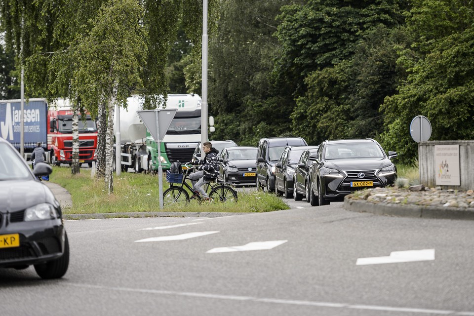 De rotonde bij Nederweert-Eind gaat plaatsmaken voor een kruising met verkeerslichten voor fietsers. 