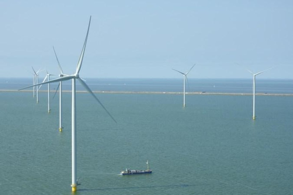 Windpark Fryslân in het IJsselmeer.  