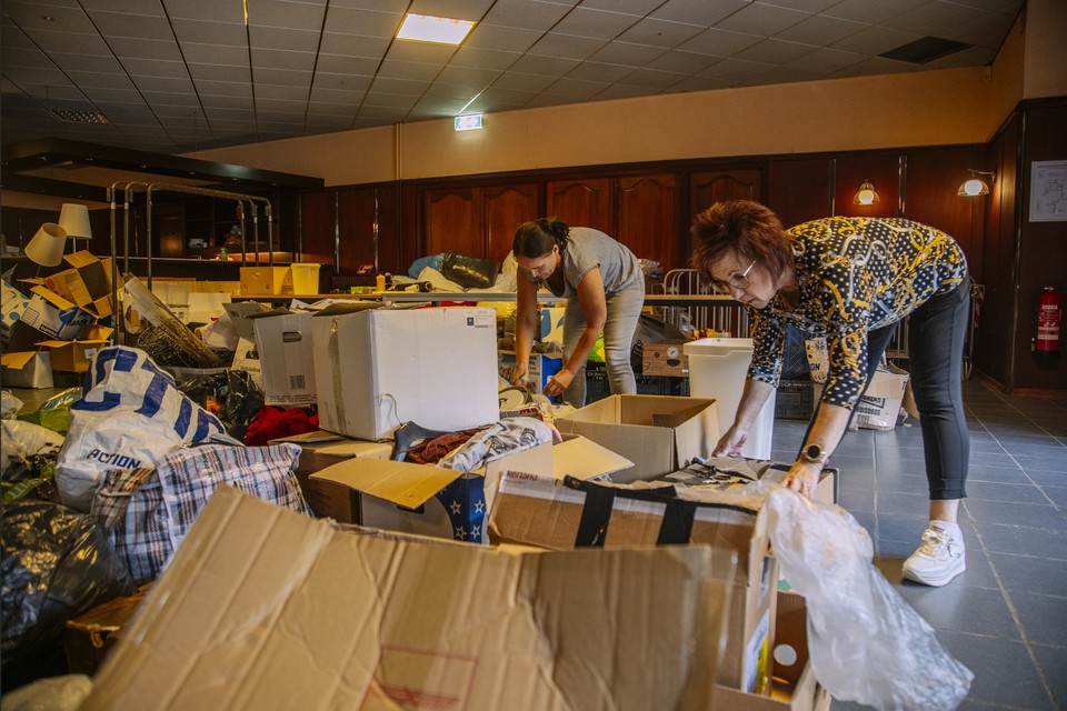 Vrijwilligers sorteren geleverde spullen in Stein. Daar zit vaak troep tussen. 