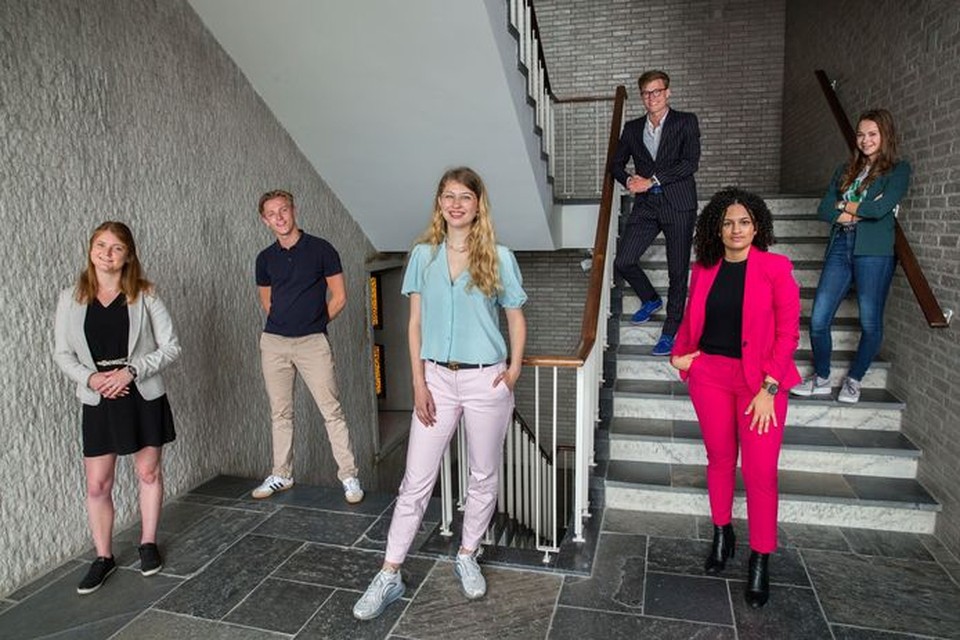 Deze zes jongeren doen een beroep op premier Rutte: ‘Praat met ons, laat ons aan de knoppen draaien.’ Van links naar rechts: Romy Verhoeven, Stijn Warmenhoven, Mila Duterloo, Jort Verhage, Chaimae Fadis en Naomi Rumkorf. 