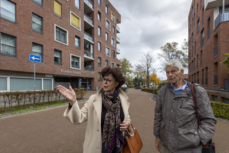 Oud-leden van de bewonerscommissie van Exedra Staete (Marga van Tulden en Leen Stout) leggen uit hoe de regels voor de private weg Maria Wijngaard de bereikbaarheid van hun huurwoningen beperken. 