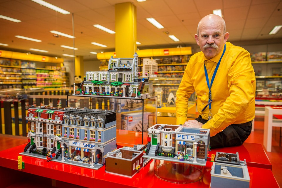 Eigenaar Jac Pellegrom bij een Legocreatie. 