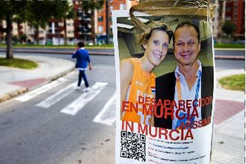 In Murcia werden na de verdwijning van Ingrid Visser en Lodewijk Severein opsporingsaffiches opgehangen.