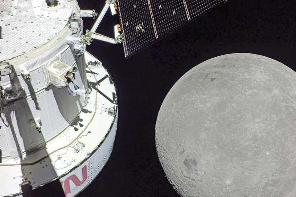 Uitzicht op de maan vanuit moederschip Orion tijdens de eerste Artemis-missie (november 2022).