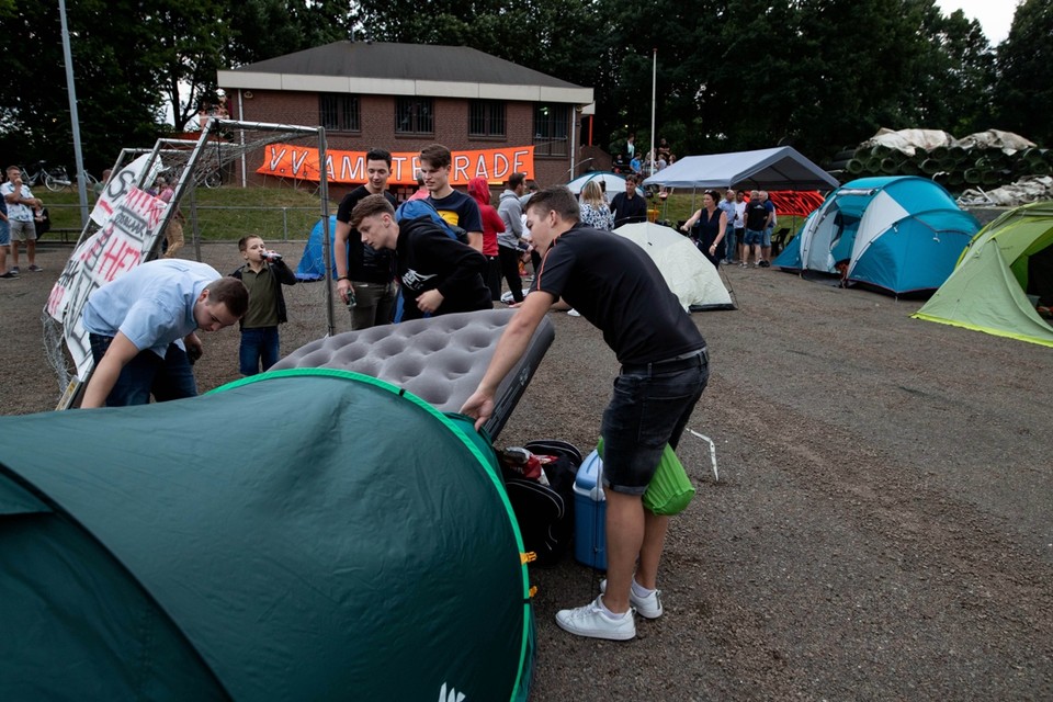 Clubleden bouwden enkele jaren geleden een tentenkamp om te voorkomen dat VV Amstenrade moest verkassen. 