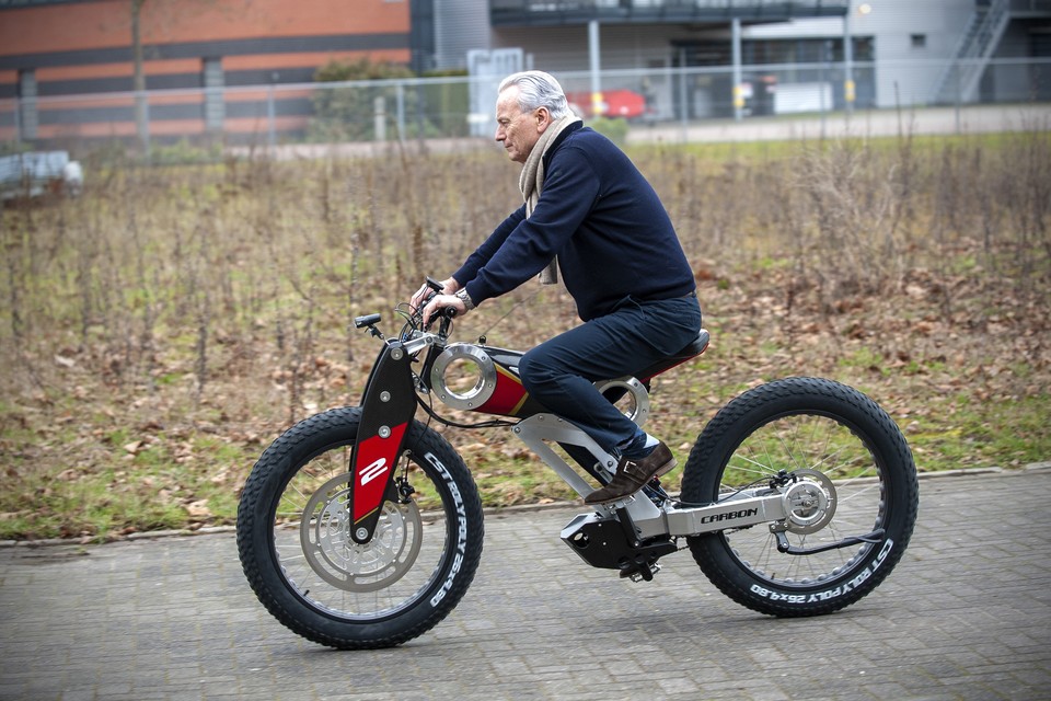 Specialist Henk van Turnhout, broer van Raymond, demonstreert de Carbon SUV van Moto Parilla, met een frame van  carbon. 