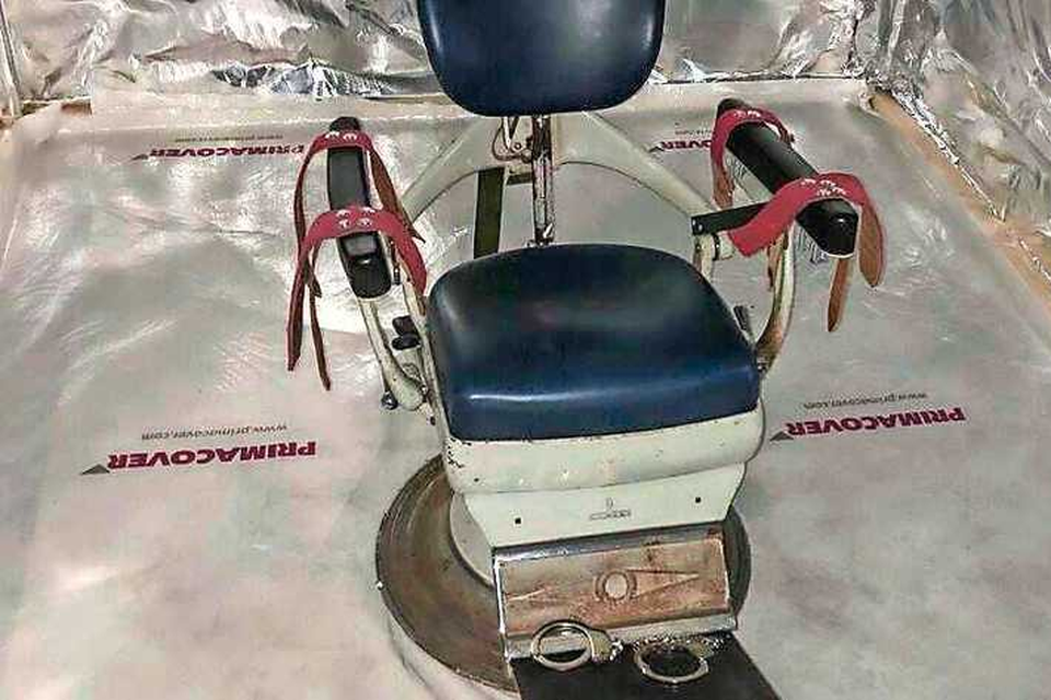 De martelcontainer in Wouwse Plantage met een tandartsstoel als martelstoel maakte deel uit van een zelfgemaakte onderwereldgevangenis. 