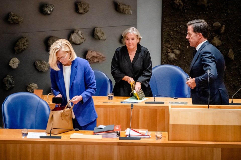 Sigrid Kaag(links) treedt terug als minister van Buitenlandse Zaken. 