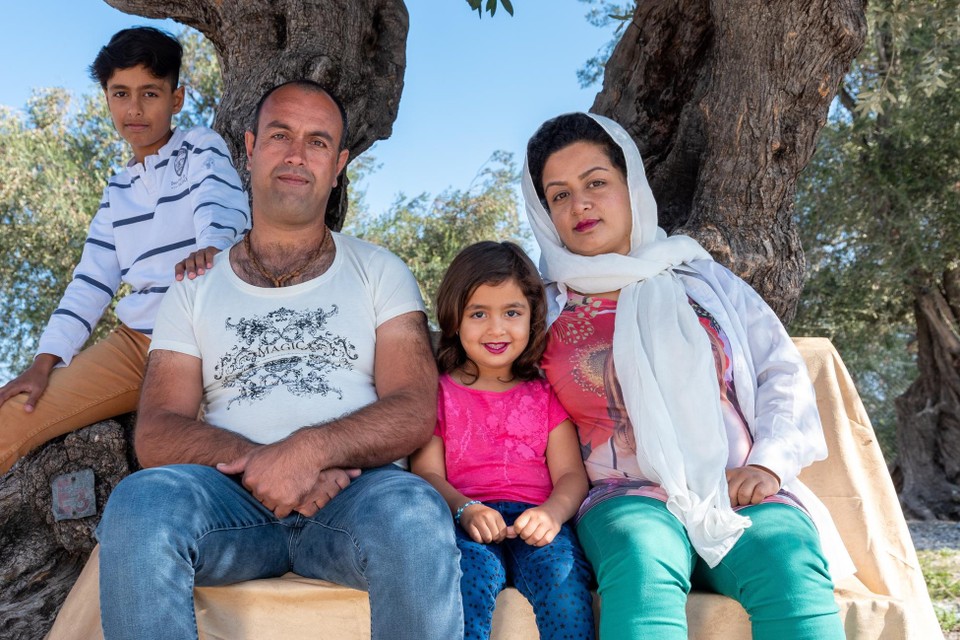 Een op het Griekse eiland Lesbos gemaakt familieportret van een vluchtelingengezin dat bij Bibliotheek Venlo geëxposeerd wordt. 