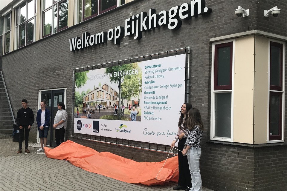 De leden van de leerlingenraad van Eijkhagen onthulden een impressie van hun nieuwe school. 