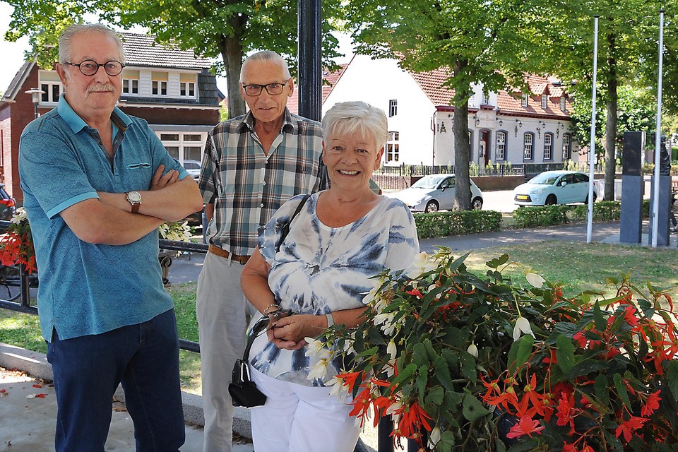 V.l.n.r. Jos Wijnen, Sjen Roeffen en Gert Paulus. Op de achtergrond het voormalige café De Zwaan. 