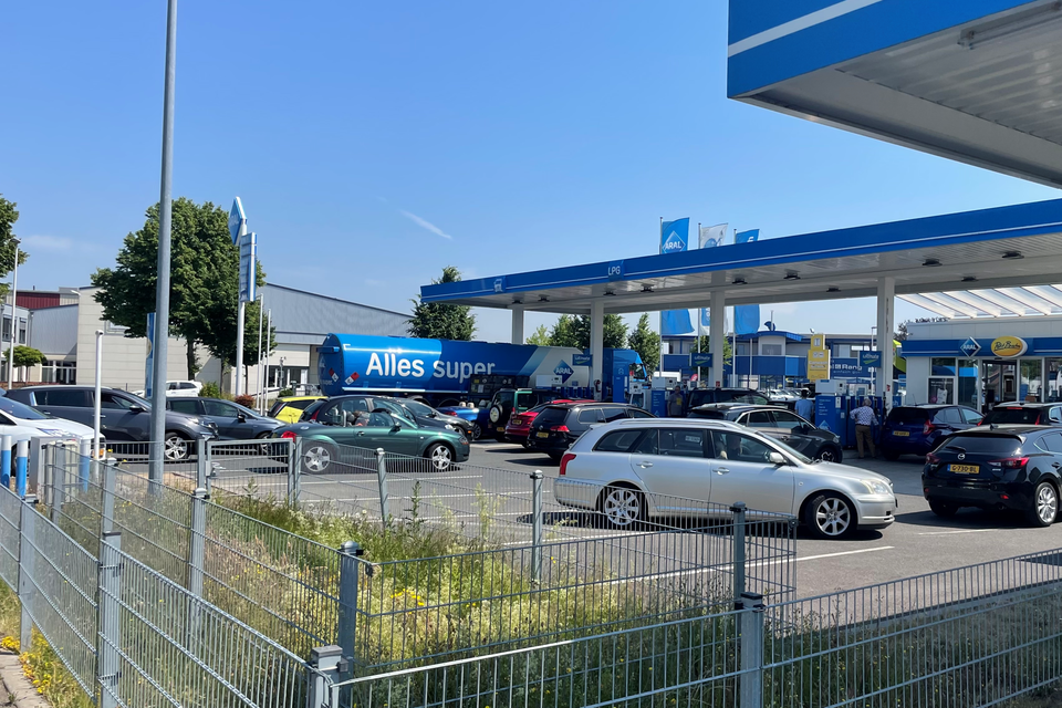 Ook zaterdag is het weer topdrukte bij de benzinestations in Duitsland. 