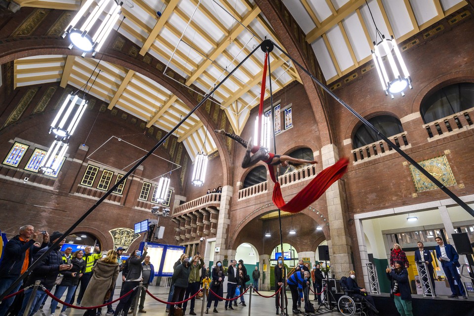 Met een trapeze-act werd het Maastrichtse station officieel geopend. 