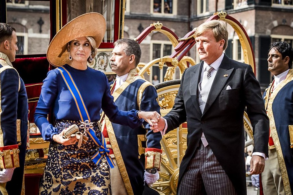 Koning Willem Alexander en koningin Maxima komen in de Glazen Koets aan op het Binnenhof voor het voorlezen van de troonrede in de Ridderzaal.