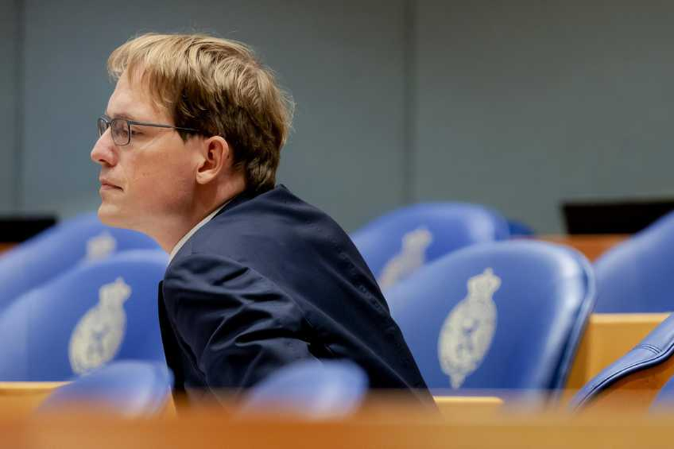 Pepijn van Houwelingen (FvD) tijdens een commissiedebat in de Tweede Kamer. 