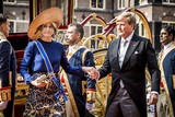 thumbnail: Koning Willem Alexander en koningin Maxima komen in de Glazen Koets aan op het Binnenhof voor het voorlezen van de troonrede in de Ridderzaal.