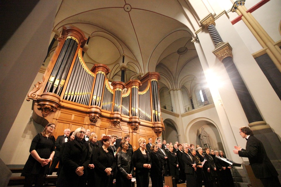 Het kerkkoor van de Servaasbasiliek voor het grote orgel. 