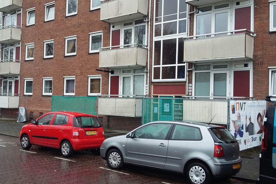 Rond de flats met gevaarlijke balkons in Brabantpark zijn hekken geplaatst. 