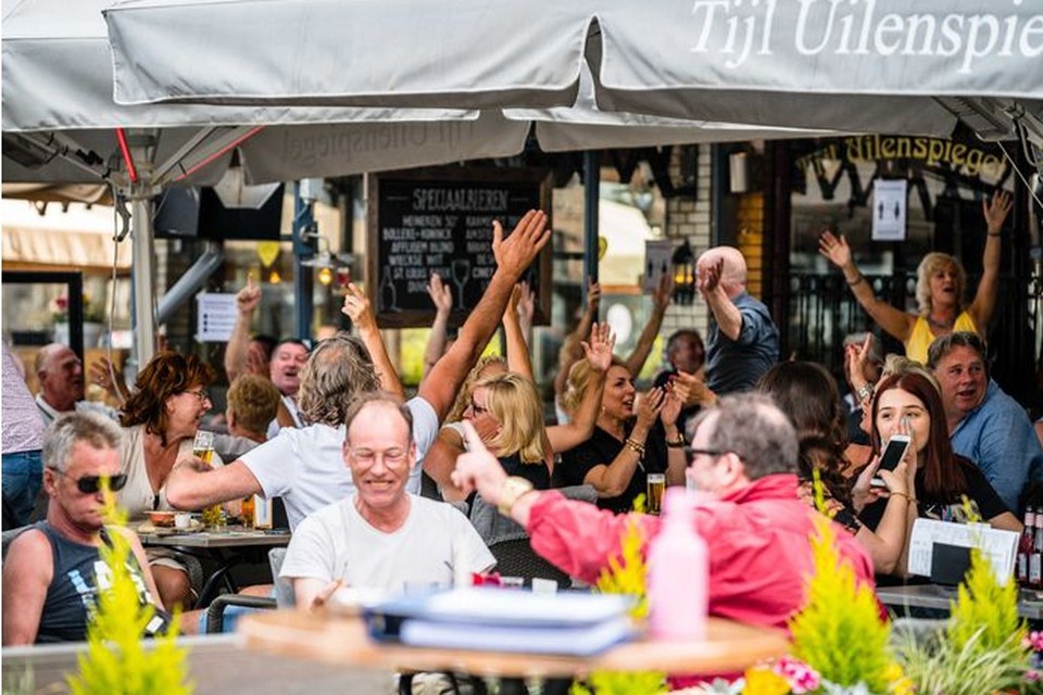 Gasten op het terras van cafe Tijl Uilenspiegel op de Markt van Den Bosch. 