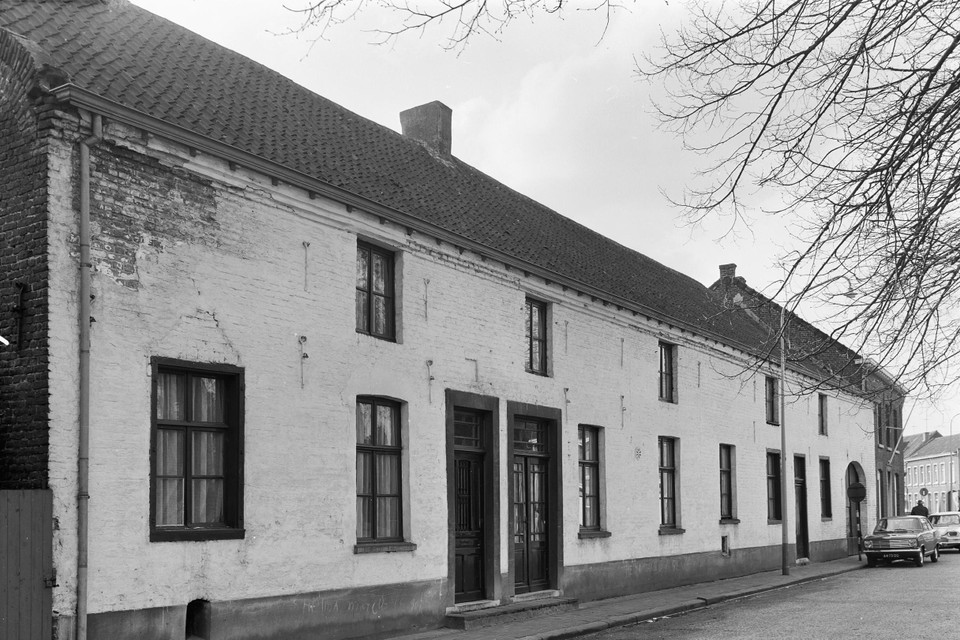 In dit pand was Herberg Verschueren gevestigd met de compagnieskamer. 