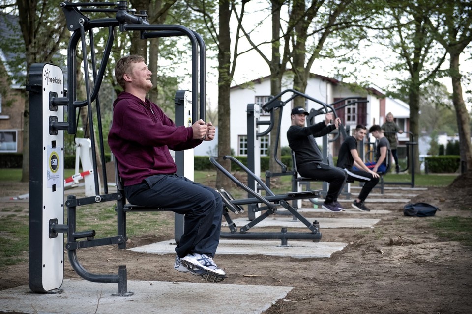 Fitness in het Vijverpark: door de opstelling van toestellen en de afstand kunnen sporters hun gang gaan. 