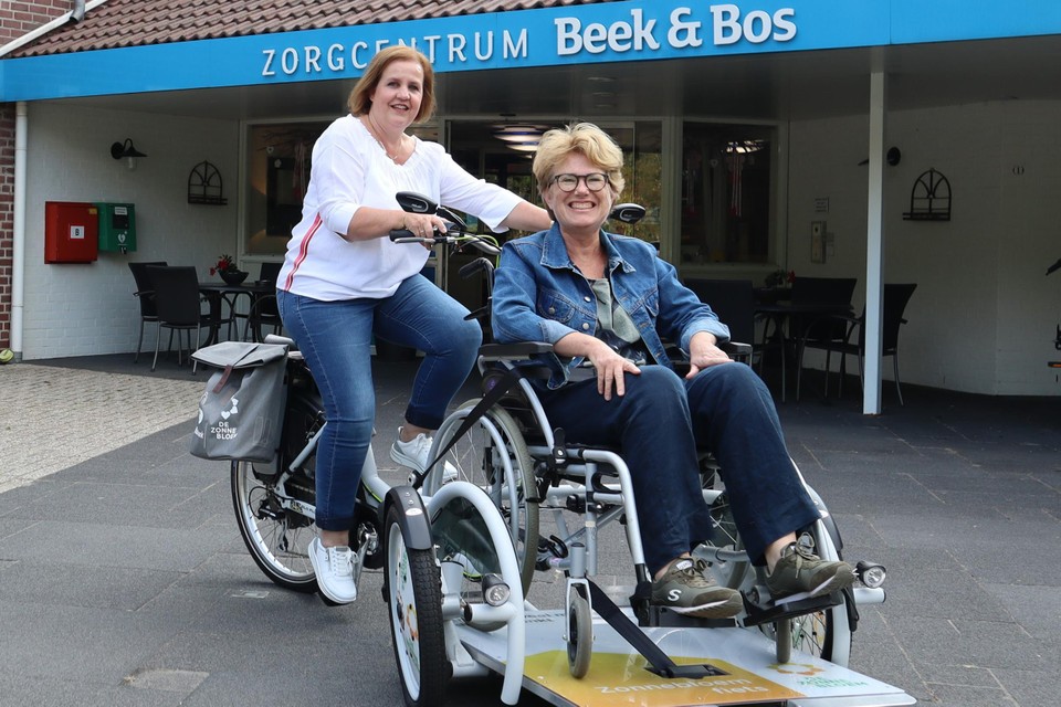 Mariëlla Knoops (links) en Bertine Joosten op de elektrische rolstoelfiets.  