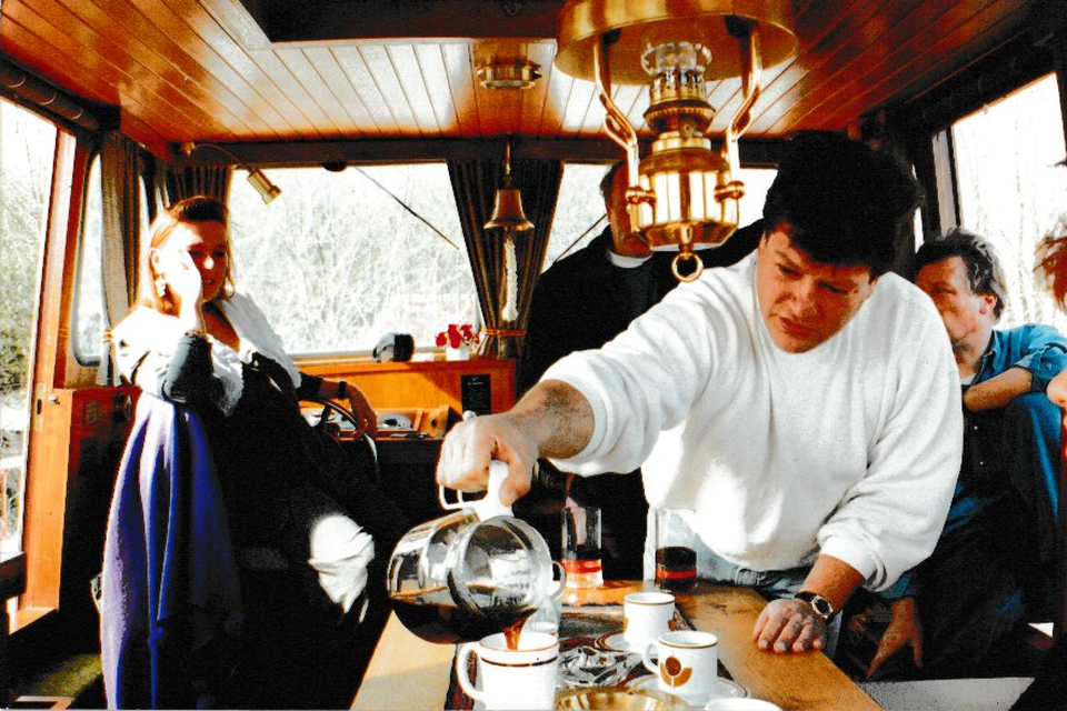 Willy Dassen, de geboren gastheer,  serveert koffie op zijn eigen boot De Charmeur 