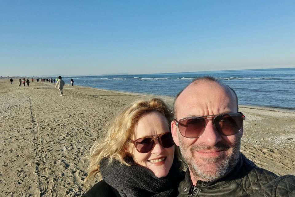 De Sittardse chef-kok Silvester Heijligers en echtgenote Monique Simons op het strand van het Italiaanse Rimini.