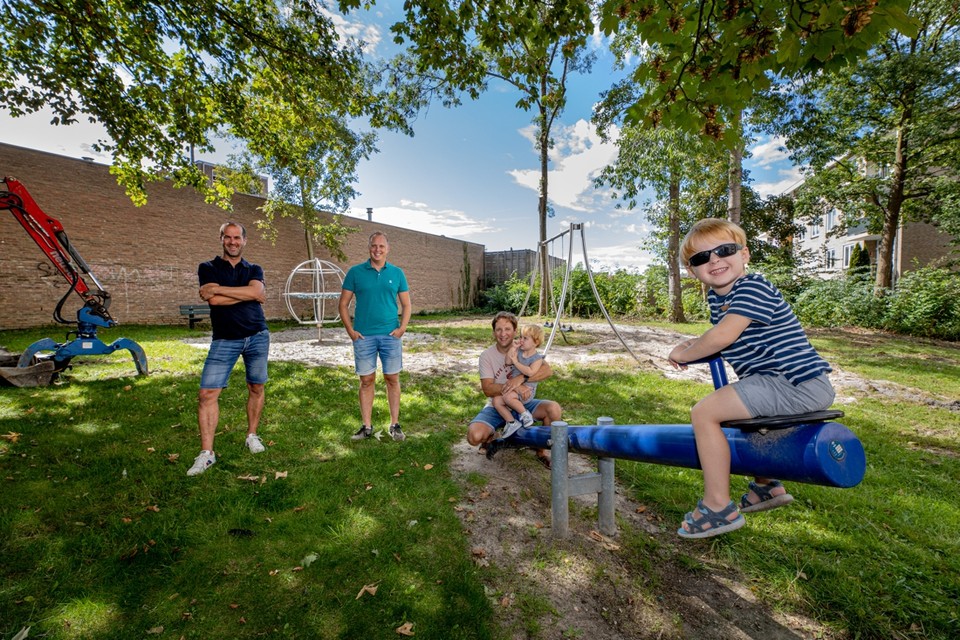 Torsten Hounjet (links), Sebastiaan Lumey en Herman Coenen met zijn kinderen op de speelplek die door graafmachines wordt omgeploegd. 
