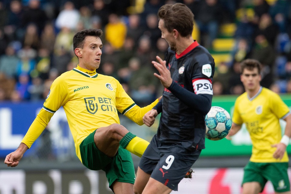 Stipe Radic (links) is eerder bij de bal dan PSV’er Luuk de Jong.