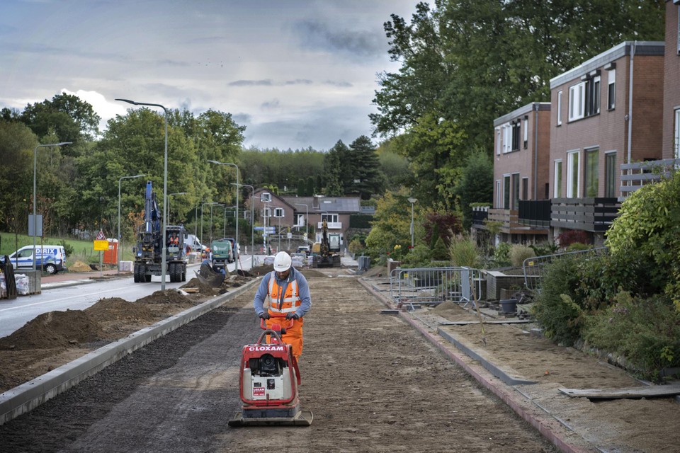 De Gravenweg (links op de foto) kan vanaf zaterdagmiddag weer door auto’s gebruikt worden. Tussen het nieuwe wegdek en de huizen wordt nog een fietspad aangelegd. 