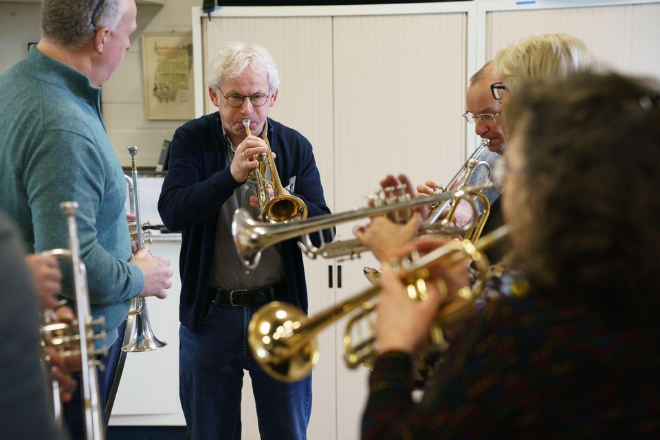 De verslaggever (tweede van links) perst er met moeite een toon uit, in de eerste repetitie van het Nieuw Talent Orkest in Sittard.