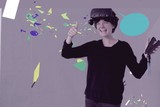 thumbnail: Marie van Vollenhoven test The Infinity Game in virtual reality. Deze versie zit nog in de ontwikkelfase: de vormen bewegen, maar dat is alles.  