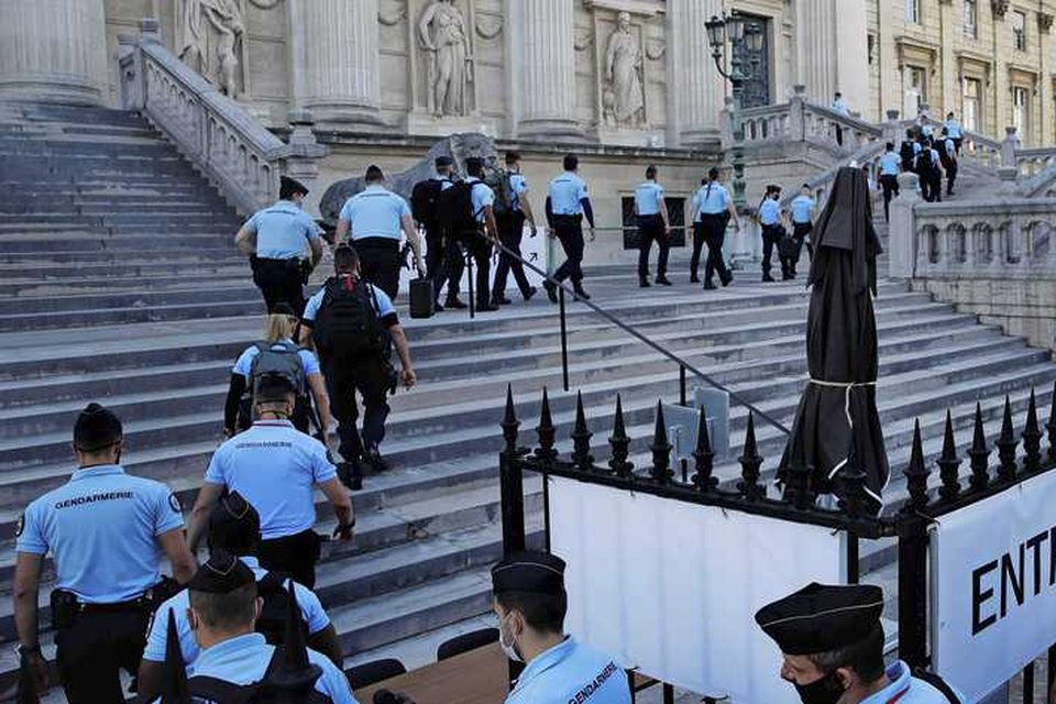 Tientallen agenten beveiligen de rechtbank in Parijs waar het proces zal plaatsvinden. 