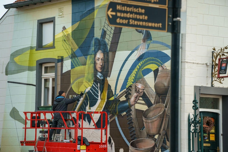 De laatste van drie muurschilderingen in het centrum van Stevensweert is klaar. Hierop is Graaf Von Hompesch afgebeeld.