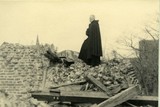 thumbnail: <P>Venray, 24 december 1944. In en om Venray wordt in de oorlog zwaar gevochten (o.a. de Slag om Overloon), met grote verwoestingen tot gevolg. Een geestelijke aanschouwt hier de puinhopen als gevolg van het oorlogsgeweld in Venray. </P>
