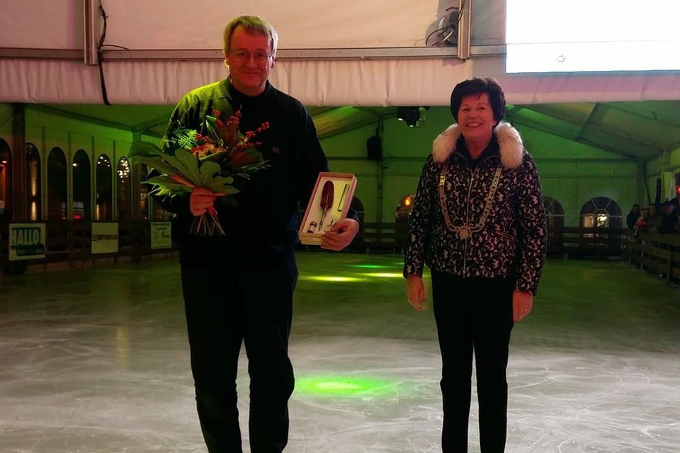 Jan-Rein Visscher kreeg de ‘Pluim’ overhandigd door burgemeester Leppink. 