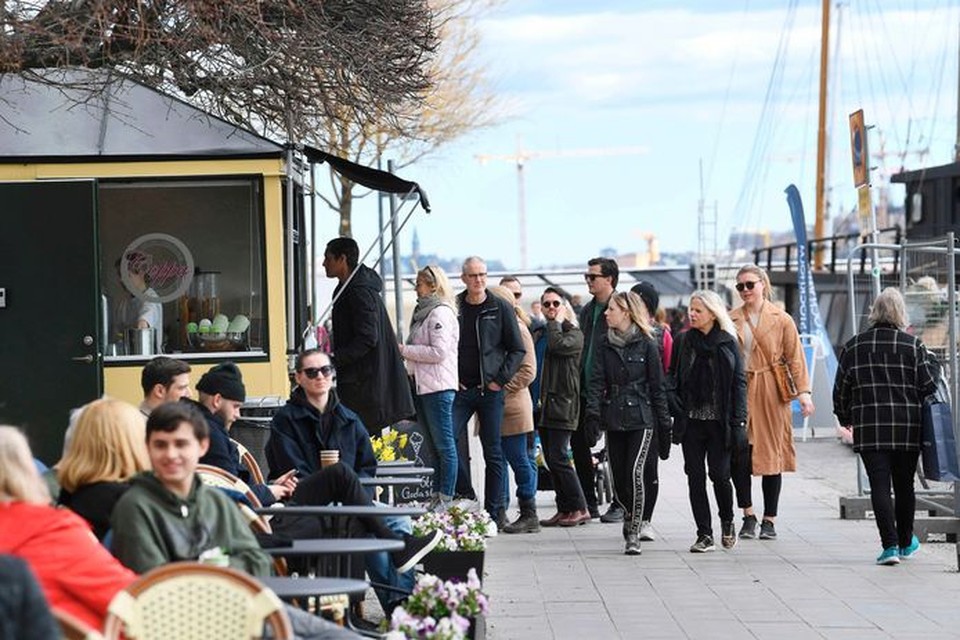 Zweden zondag in de rij voor een ijsje op de boulevard Norr Mälarstrand, hartje Stockholm 