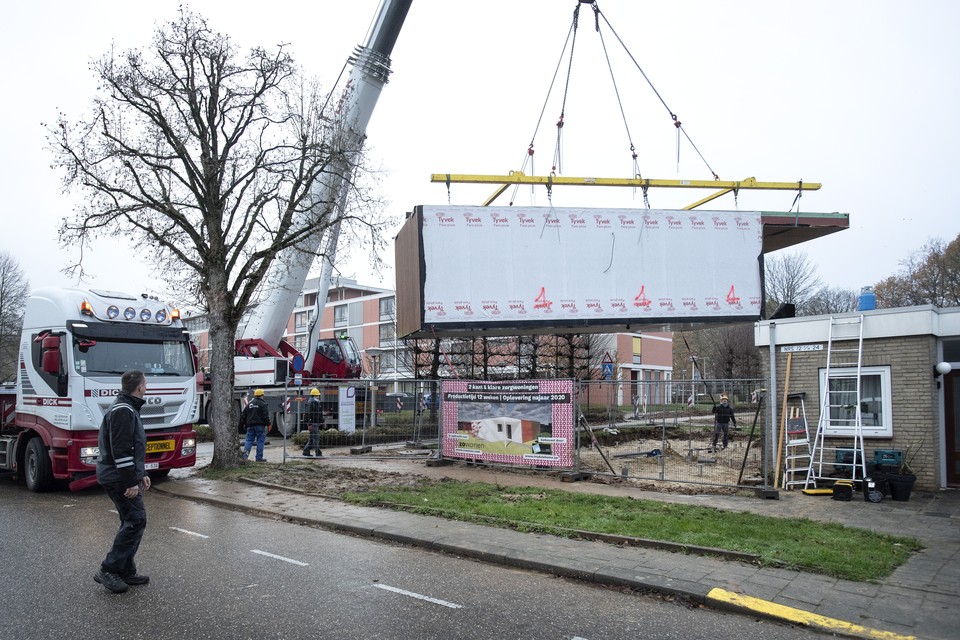 Nieuwe zorgwoningen zijn deze week aan De Gijselaar in Amstenrade geplaatst, terwijl de oud (rechts in beeld) volgens bewoners niet goed worden onderhouden. 