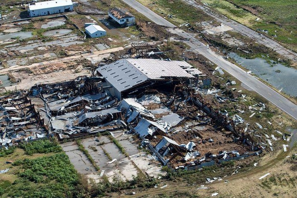 Een vrijwel weggevaagd bedrijfsterrein in Cameron, Louisiana. 