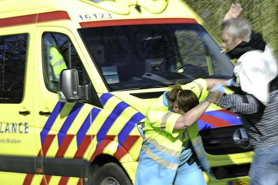 Agressie tegen ambulancepersoneel neemt bepaald niet af. Geënsceneerde foto.