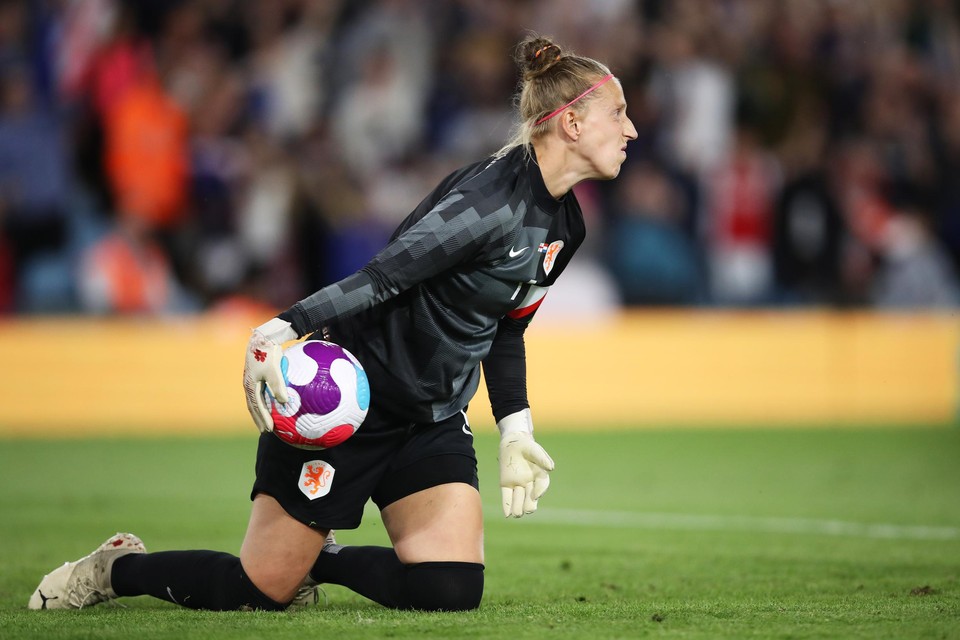 Keepster Sari van Veenendaal speelde tegen Engeland een uiterst ongelukkige wedstrijd.