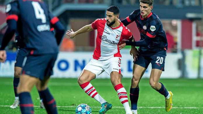 Ahmed El Messaoudi houdt PSV’er Guus Til van de bal.