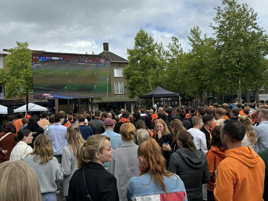 Iedereen kijkt naar Oranje in Venray.