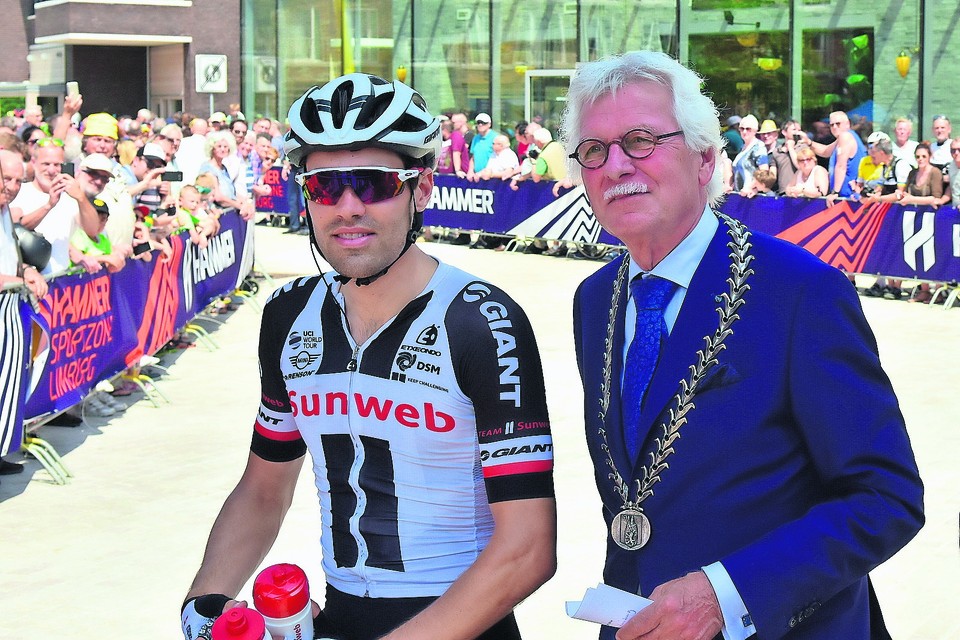 Tom Dumoulin in 2017 aan de start van de eerste Hammer Series, met burgemeester Reg van Loo van Vaals.