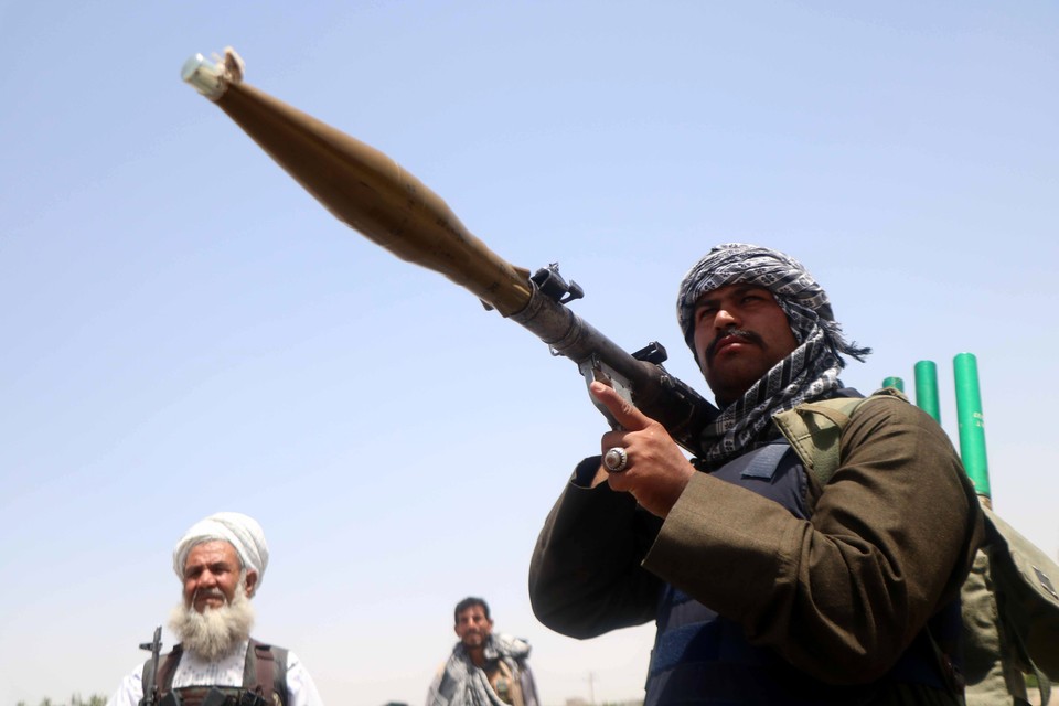 Een zwaarbewapende burgerwacht bij een checkpoint in het door oorlog verscheurde Afghanistan. 