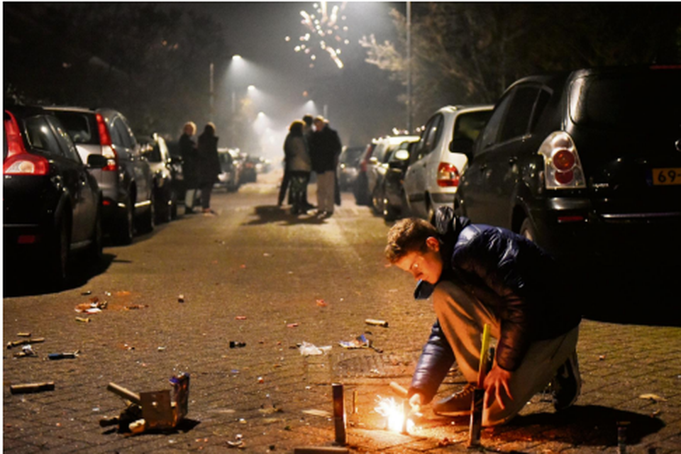 Zelf vuurwerk afsteken in de oudejaarsnacht: een meerderheid van de Nederlanders wil dat dit wordt verboden. 